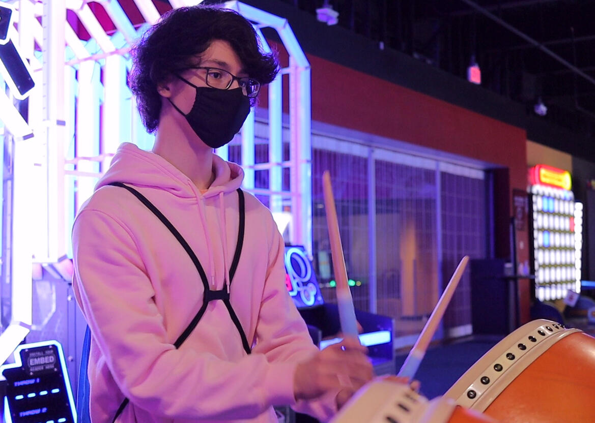 Playing Taiko 13 at Round 1 Arcade