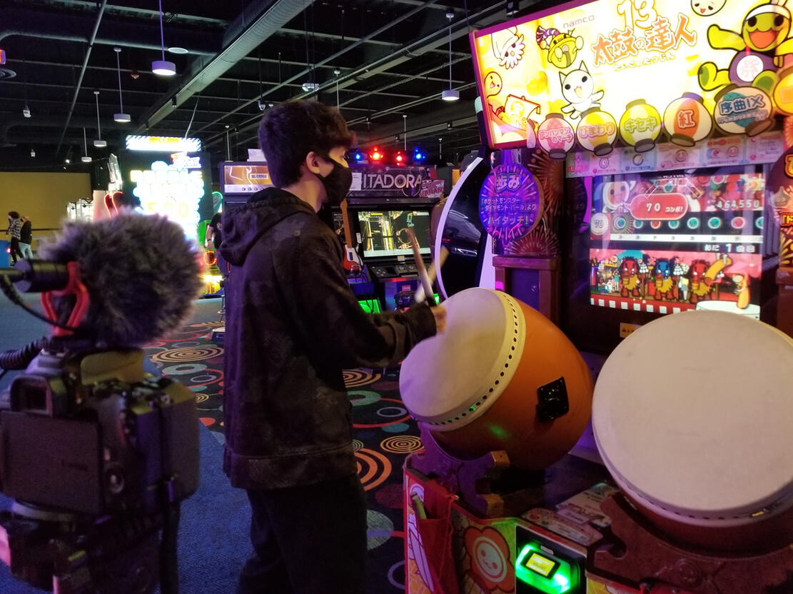My friend Rey-ドン playing on Taiko 13 at Round 1 Arcade